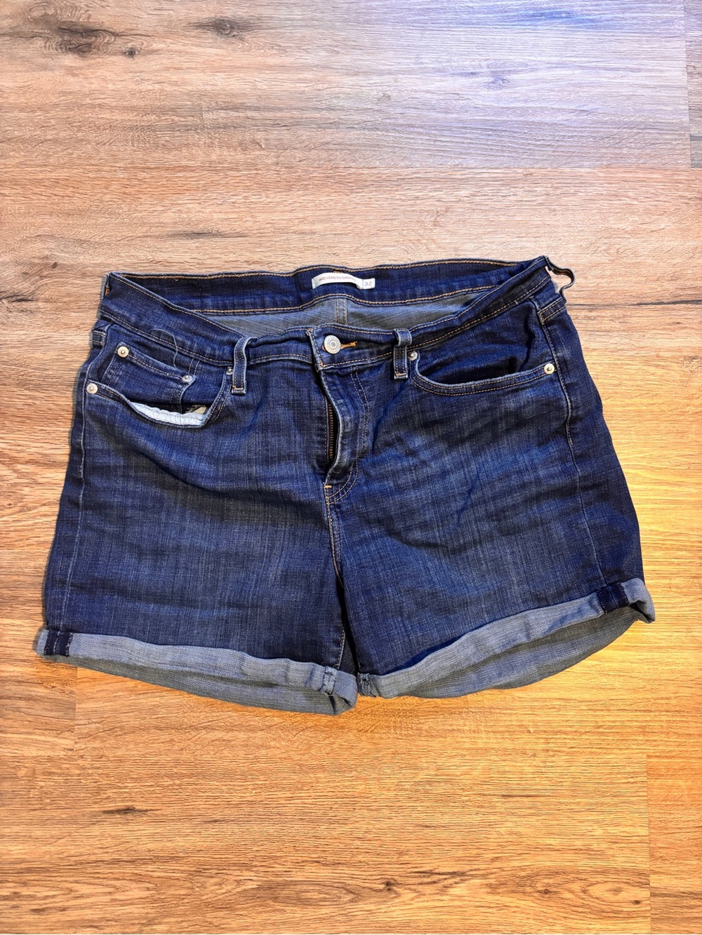 💛2 for $15! Levi’s Roll-Cuff Women's Shorts